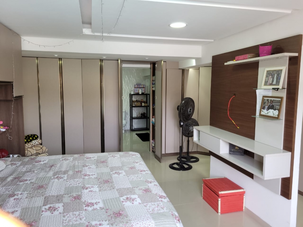 VENDO CASA COM PISCINA NO CENT
